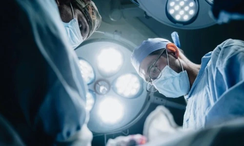 professionnels de sant&eacute; dans un bloc op&eacute;ratoire