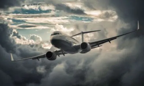Un avion en plein dans les nuages.