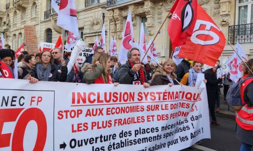 Des enseignants manifestent munis d’affiches dénonçant l’inclusion systématique