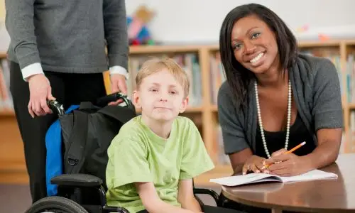Gar&ccedil;on en situation de handicap &agrave; l'&eacute;cole
