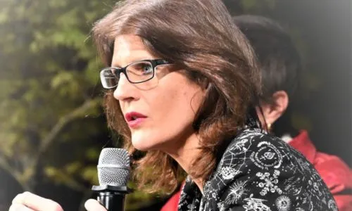 Céline Poulet s’exprime face à un micro