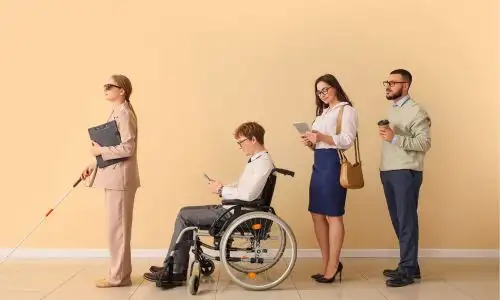 quatre personnes align&eacute;es de profil, l'une derri&egrave;re l'autre