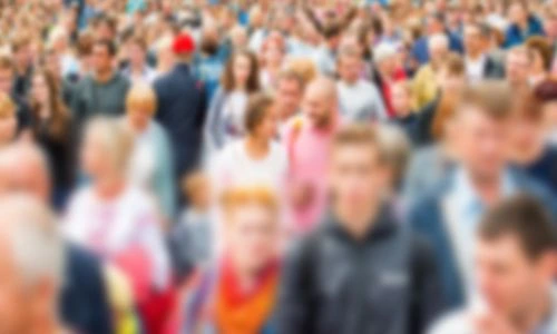 Image floue d'une foule de personnes