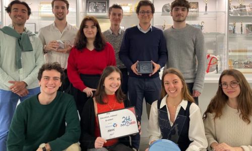 Le groupe d’étudiants concepteurs de Synesthés’art arborant leur trophée.