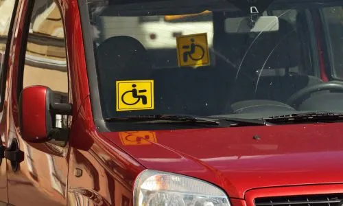 Logo handicap sur une voiture