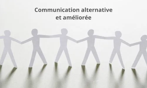 Des bonhommes en papier se tiennent la main + inscription «CAA».