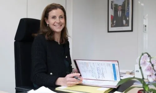 La ministre Charlotte Parmentier-Lecocq, souriante, &agrave; son bureau.