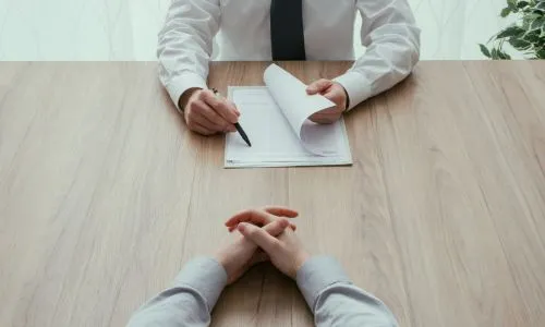 Un homme en entretien d’embauche.