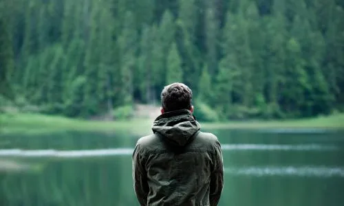 Un homme seul au milieu de la nature