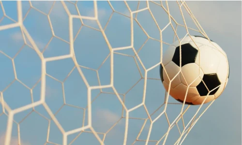 ballon de foot dans un filet