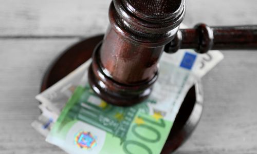 Le marteau de la justice placé sur des billets de 100 euros.