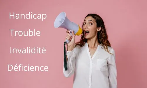 Une femme crie dans un haut-parleur les mots : handicap, trouble, invalidité...