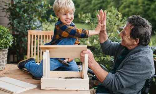 Petit gar&ccedil;on et son grand-p&egrave;re construisent un projet de bricolage