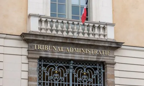 Façade d’un tribunal administratif avec le drapeau français.