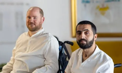 Portrait de Rémi et Mehdi, tous deux en fauteuil roulant.