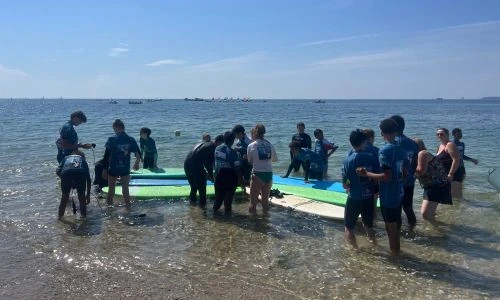 les jeunes dans l&rsquo;eau lors de la session handisurf