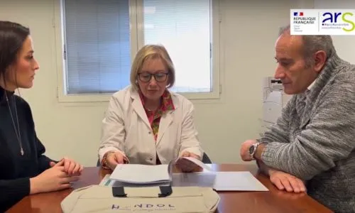 Le Pr Pickering et 2 autres personnes lisent les documents de la mallette.