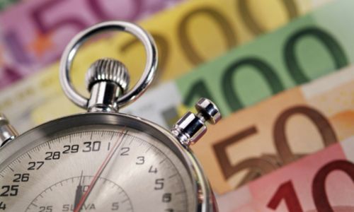 Chrono sur fond de billets de banque