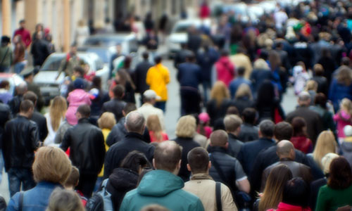 Foule de personnes, de dos, qui manifestent dans la rue