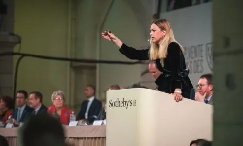 Une commissaire-priseur lors de la vente des vins des Hospices de Beaune.