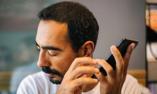 Homme aveugle qui utilise un smartphone