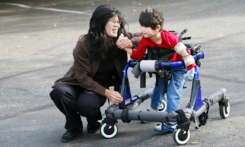 Enfant avec un dispositif d'aide à la marche et sa mère