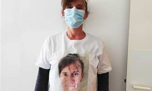 Illustration article IME : masqués, ils impriment leur visage sur leur tee-shirt 