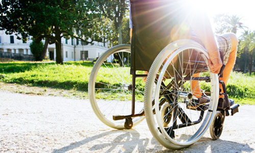 Illustration article 3 paraplégiques remarchent grâce à un implant dans la moelle