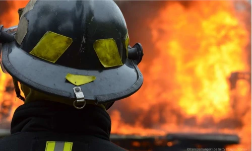 pompier devant incendie