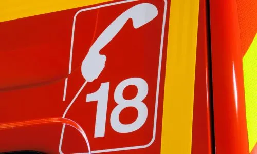 façade d’un camion de pompier avec le numéro 18.