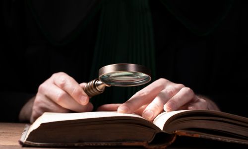 Livre lu à la loupe