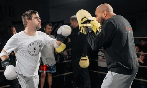 Séance d'entraînement de boxe adaptée sur un ring.