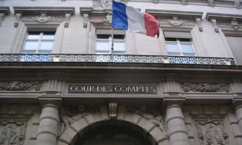 Fa&ccedil;ade de la Cour des comptes avec un drapeau fran&ccedil;ais.