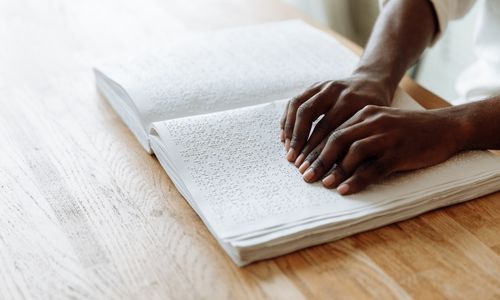 Illustration article Janvier 2023 : enfin des livres en braille à un prix unique 