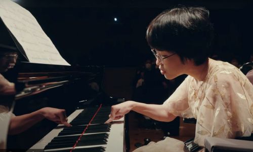La pianiste Kiwa Usami joue avec son index lors du concert de Noël à Tokyo.
