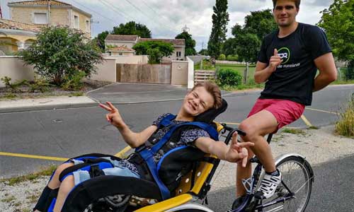 Un Jeune Handicape Moteur Et Son Kine Au Depart Du Triathlon