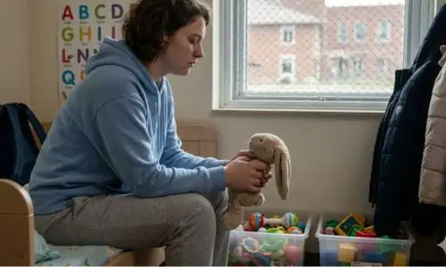 jeune adulte install&eacute; dans une structure sp&eacute;cialis&eacute;e pour enfants