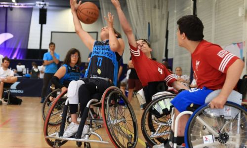 Jeunes participants à un tournoi de rugby fauteuil.