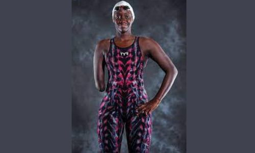 La nageuse Husnah Kukundakwe posant en maillot de bain.