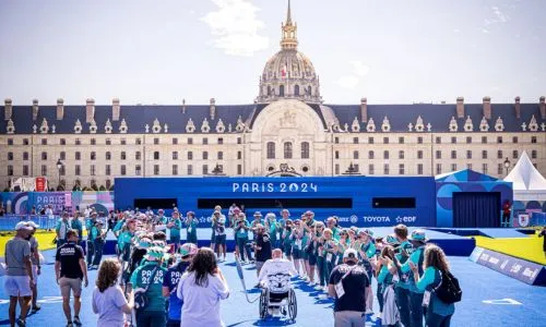 Damien Letulle qui porte la Flamme Olympique devant les Invalides.