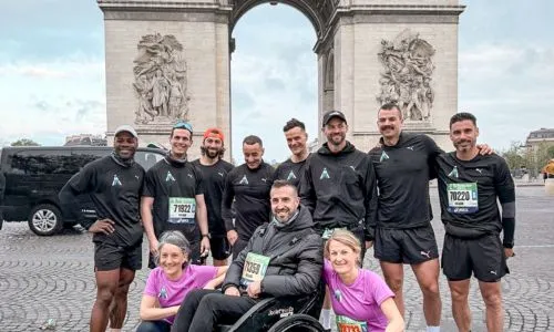 Johann Guillaume et des amis devant l’Arc de Triomphe après le marathon de Paris