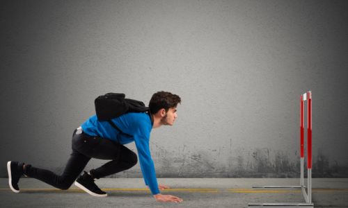 Un homme prêt à faire une course d’obstacles.