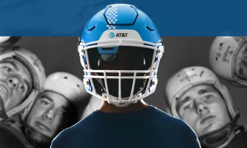 Le casque de foot US bleu, avec le logo AT&T, muni d’un œilleton.