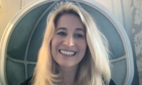 Virginie Delalande, tout sourire, avec les cheveux blonds et longs.