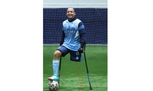 Juan Carlos Vargas balle au pied sur un terrain de foot.