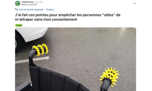 Un fauteuil avec des pics sur les poignées.