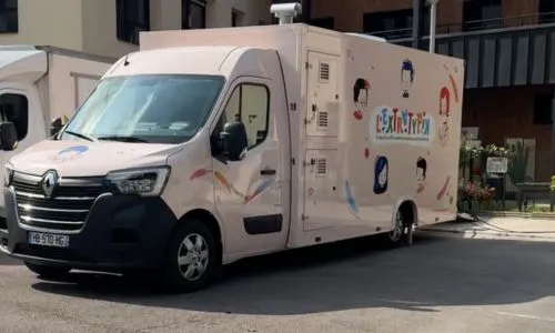 Bus de l’Extratypik coloré, garé sur un parking