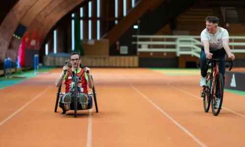 un athl&egrave;te en paracyclisme qui s&rsquo;entra&icirc;ne dans un gymnase