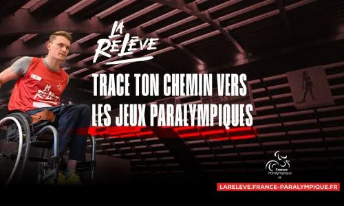 Athl&egrave;te en fauteuil et slogan "Trace ton chemin vers les Jeux paralympiques".