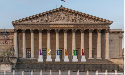 Les 6 statues colorées de la Vénus de Milo en sportive devant l’Assemblée.
